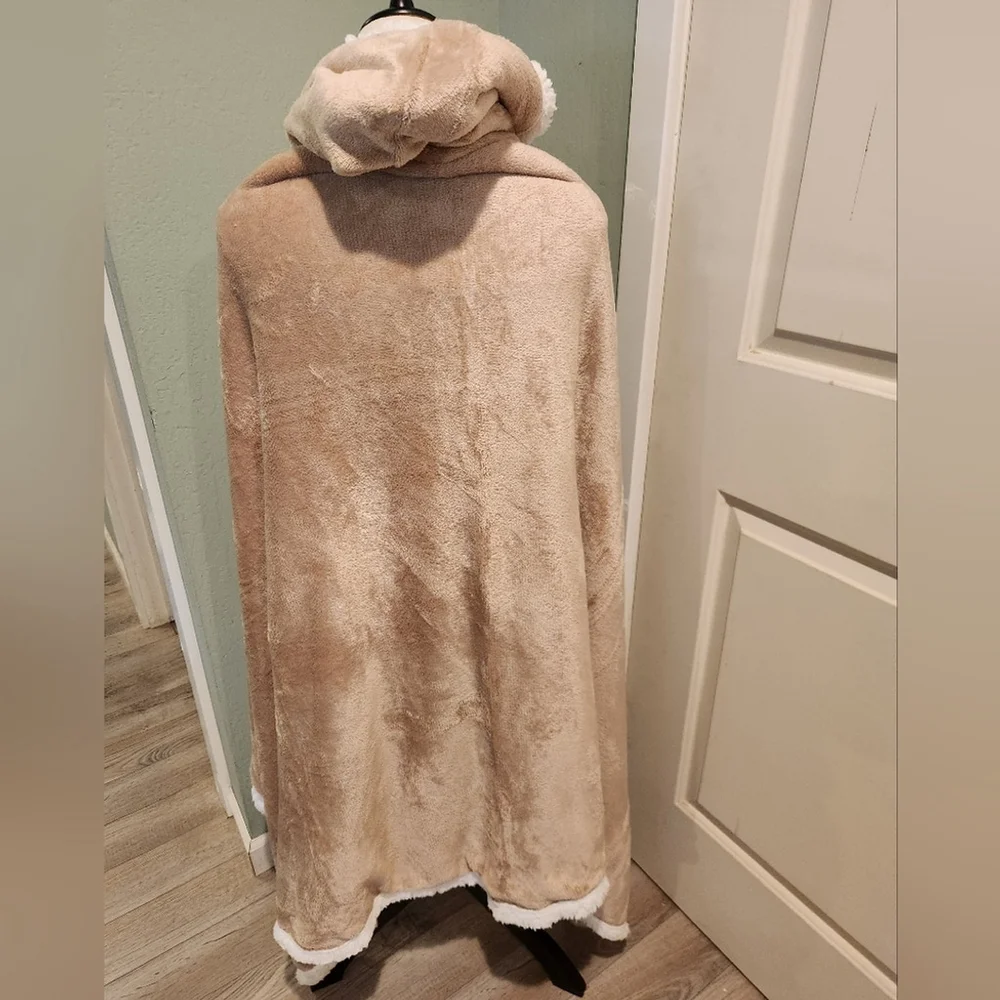 NWT Socialite Faux Sherpa Hooded Throw